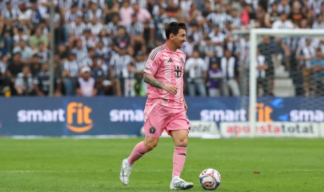 秘鲁小孩得到梅西签名后，哭了！接受采访、感谢梅西！